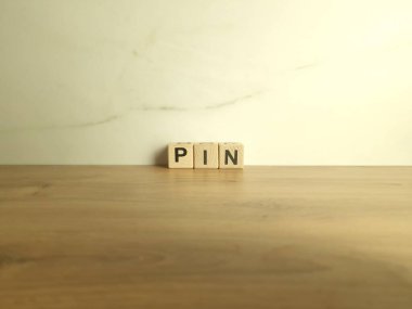 Ahşap bloklardan PIN kısaltması. Kişisel Kimlik Numarası Kısaltma. Teknoloji ve güvenlik kavramı
