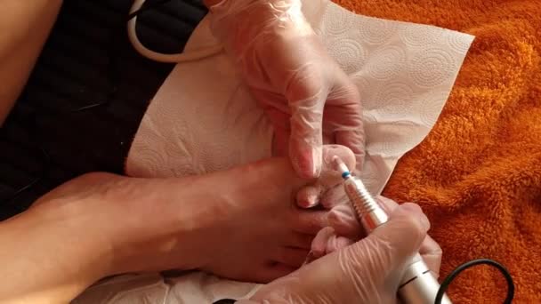 Vrouw Verwijdert Nagellak Met Behulp Van Elektrische Freesmachine Tijdens Pedicure — Stockvideo