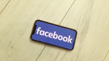 Konskie, Polonya - 10 Eylül 2023: Facebook sosyal medya web sitesi logosu cep telefonu ekranında gösterildi