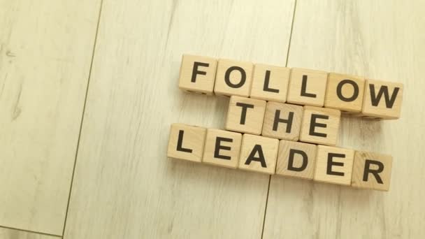 跟随领导者的文字从木块 领导概念 — 图库视频影像