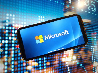 Konskie, Polonya - 02 Ocak 2024: Microsoft şirket logosu cep telefonu ekranında gösterildi