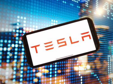 Konskie, Polonya - 02 Ocak 2024: Tesla şirket logosu cep telefonu ekranında sergilendi