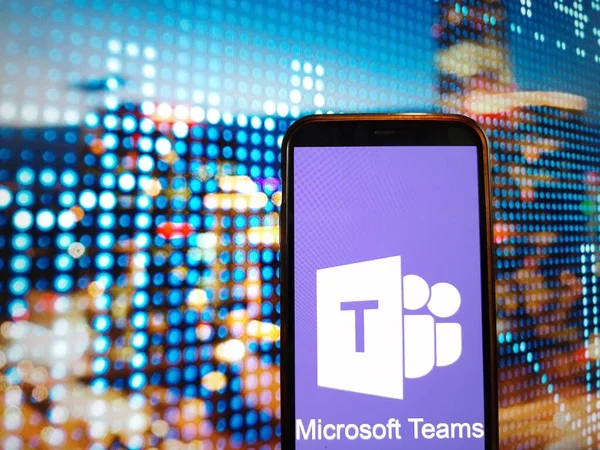 Konskie, Polonya - 02 Ocak 2024: Microsoft Ekip logosu cep telefonu ekranında gösterildi