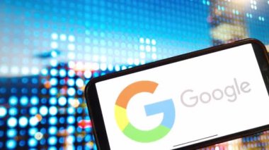 Konskie, Polonya - 02 Ocak 2024: Google logosu cep telefonu ekranında gösterildi