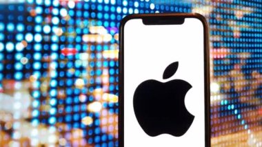 Konskie, Polonya - 02 Ocak 2024: Apple şirket logosu cep telefonu ekranında sergilendi
