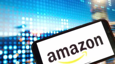Konskie, Polonya - 02 Ocak 2024: Amazon şirket logosu cep telefonu ekranında sergilendi