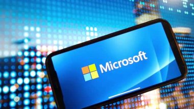 Konskie, Polonya - 02 Ocak 2024: Microsoft şirket logosu cep telefonu ekranında gösterildi