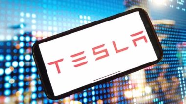 Konskie, Polonya - 02 Ocak 2024: Tesla şirket logosu cep telefonu ekranında sergilendi