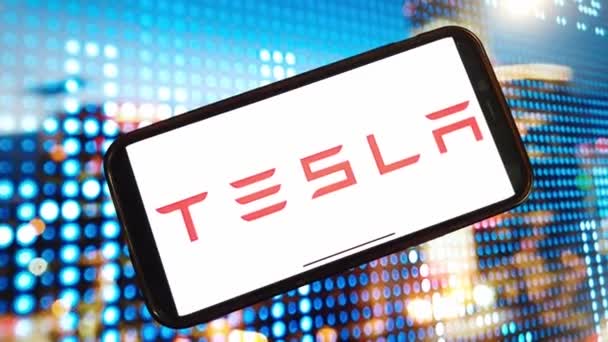 Konskie Polonya Ocak 2024 Tesla Şirket Logosu Cep Telefonu Ekranında — Stok video