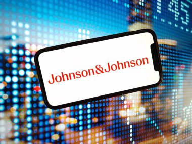 Konskie, Polonya - 3 Ocak 2024: Johnson ve Johnson şirketinin logosu cep telefonu ekranında sergilendi