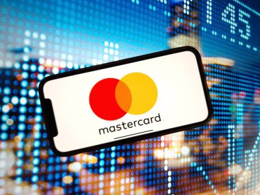 Konskie, Polonya - 3 Ocak 2024: Mastercard ödeme işleme şirketi logosu cep telefonu ekranında sergilendi