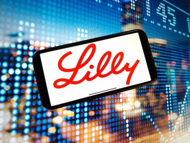 Konskie, Polonya - 3 Ocak 2024: Eli Lilly and Company logosu cep telefonu ekranında sergilendi