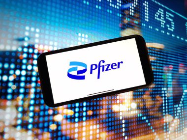 Konskie, Polonya - 3 Ocak 2024: Pfizer ilaç şirketi logosu cep telefonu ekranında sergilendi