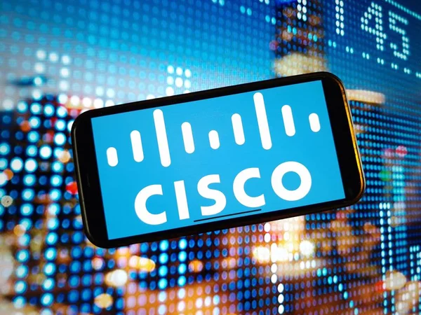 Konskie, Polonya - 03 Ocak 2024: Cisco Systems Inc. Şirketi logosu cep telefonu ekranında sergilendi