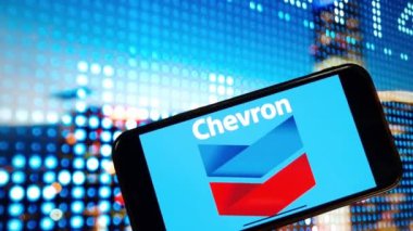 Konskie, Polonya - 03 Ocak 2024: Chevron Corporation logosu cep telefonu ekranında sergilendi