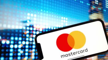 Konskie, Polonya - 3 Ocak 2024: Mastercard ödeme işleme şirketi logosu cep telefonu ekranında sergilendi