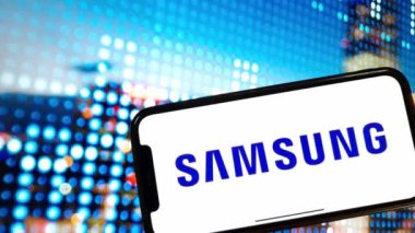 Konskie, Polonya - 03 Ocak 2024: Samsung Group şirket logosu cep telefonu ekranında sergilendi