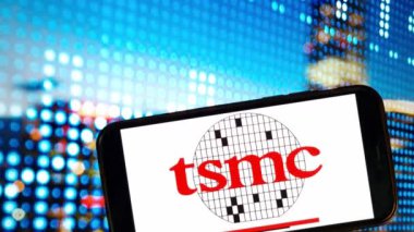 Konskie, Polonya - 03 Ocak 2024: TSMC Tayvan Yarı iletken İmalat Şirketi logosu cep telefonu ekranında sergilendi