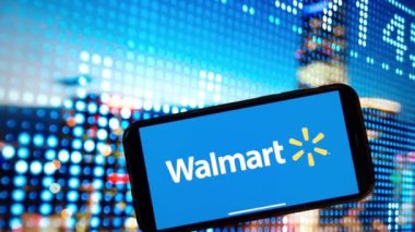 Konskie, Polonya - 3 Ocak 2024: Walmart şirket logosu cep telefonu ekranında sergilendi