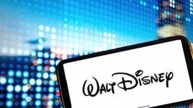Konskie, Polonya - 3 Ocak 2024: Walt Disney Pictures şirket logosu cep telefonu ekranında sergilendi