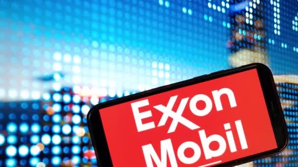 Konskie Polonya Ocak 2024 Exxonmobil Corporation Logosu Cep Telefonu Ekranında — Stok video