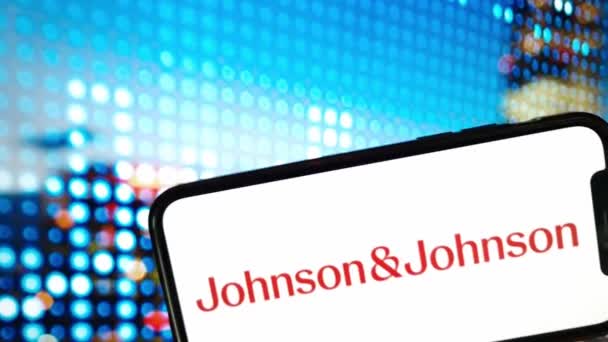 Konskie Polonya Ocak 2024 Johnson Johnson Şirketinin Logosu Cep Telefonu — Stok video