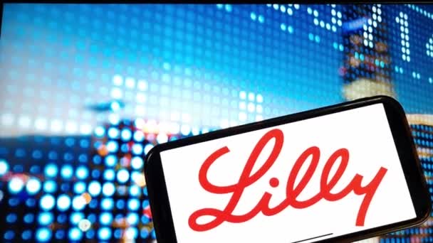 Konskie Polen Januari 2024 Eli Lilly Company Logo Weergegeven Mobiele — Stockvideo