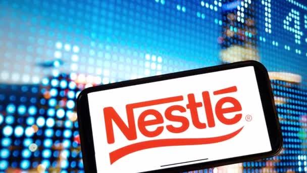 Konskie Polen Januari 2024 Nestle Bedrijfslogo Weergegeven Mobiele Telefoon Scherm — Stockvideo