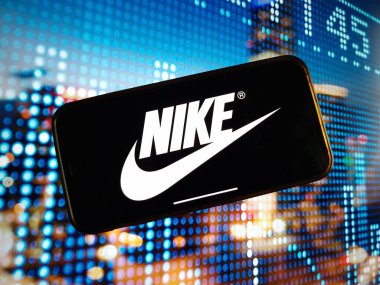 Konskie, Polonya - 4 Ocak 2024: Nike şirket logosu cep telefonu ekranında sergilendi