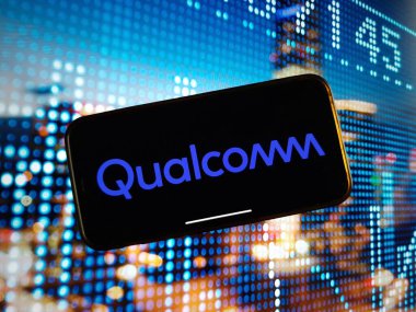 Konskie, Polonya - 4 Ocak 2024: Qualcomm şirket logosu cep telefonu ekranında sergilendi