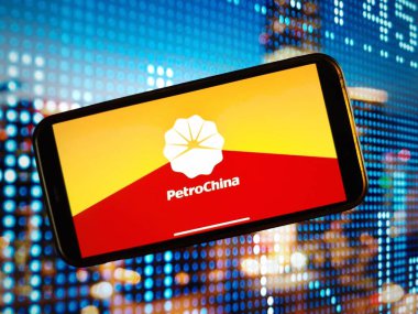 Konskie, Polonya - 04 Ocak 2024: PetroChina şirket logosu cep telefonu ekranında sergilendi