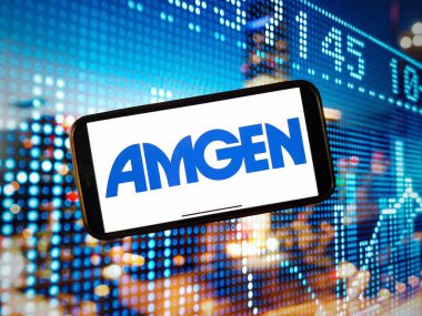 Konskie, Polonya - 4 Ocak 2024: Amgen şirket logosu cep telefonu ekranında sergilendi