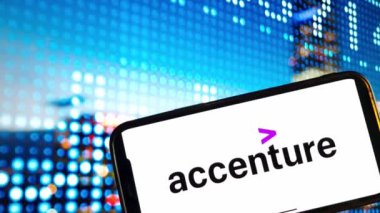 Konskie, Polonya - 4 Ocak 2024: Cep telefonu ekranında Accenture plc şirket logosu gösterildi