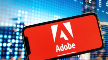 Konskie, Polonya - 04 Ocak 2024: Adobe Inc şirketinin logosu cep telefonu ekranında sergilendi