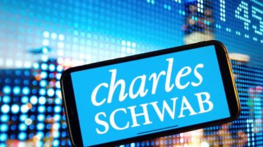 Konskie, Polonya - 04 Ocak 2024: Charles Schwab şirket logosu cep telefonu ekranında sergilendi
