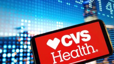 Konskie, Polonya - 04 Ocak 2024: CVS Sağlık Şirketi logosu cep telefonu ekranında sergilendi