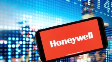 Konskie, Polonya - 4 Ocak 2024: Honeywell şirket logosu cep telefonu ekranında sergilendi