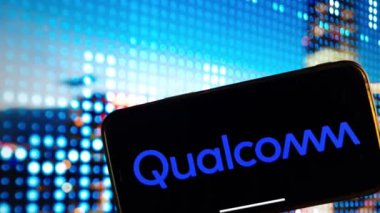 Konskie, Polonya - 4 Ocak 2024: Qualcomm şirket logosu cep telefonu ekranında sergilendi