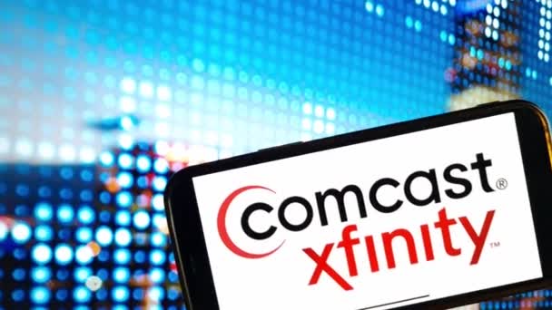Konskie Polônia Janeiro 2024 Comcast Xfinity Logotipo Empresa Exibido Tela — Vídeo de Stock