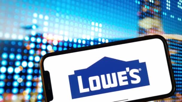 콘스키 폴란드 2024년 Lowes Companies 로고가 휴대전화 화면에 표시됨 — 비디오