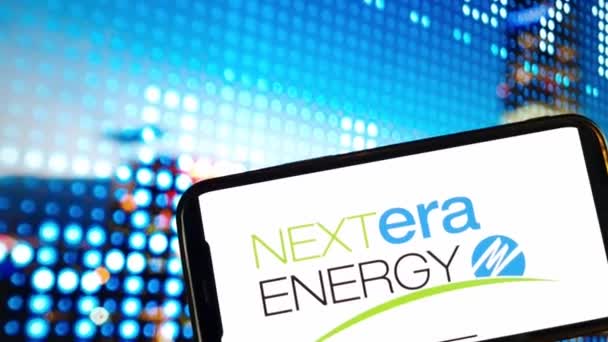 Konskie Polen Januari 2024 Nextera Energy Bedrijfslogo Weergegeven Mobiele Telefoon — Stockvideo