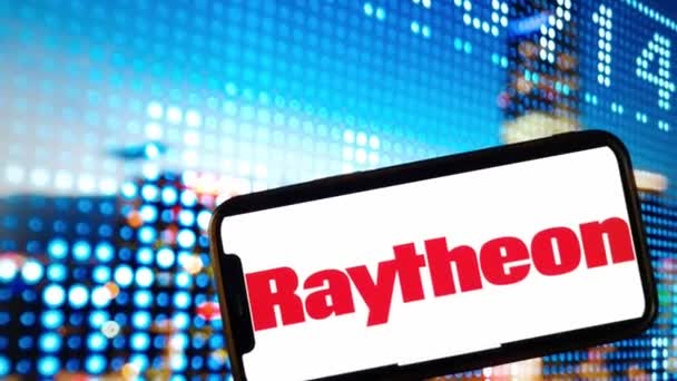 Konskie Polen Januari 2024 Raytheon Technologies Företagslogotyp Visas Mobiltelefonskärmen — Stockvideo