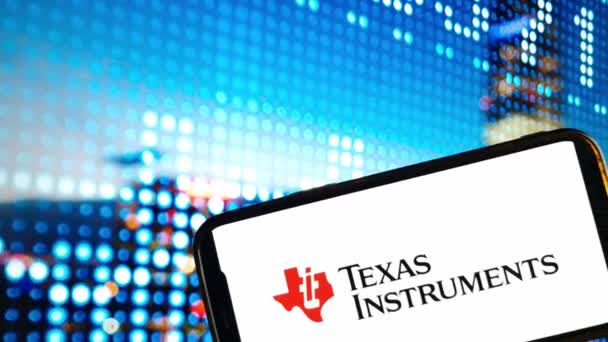 Konskie Polonya Ocak 2024 Texas Instruments Şirketinin Logosu Cep Telefonu — Stok video