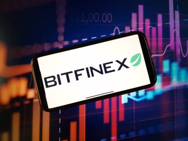 Konskie, Polonya - 05 Ocak 2024: Bitfinex şifreleme döviz logosu şifreleme piyasasının arka planında akıllı telefonda gösterildi