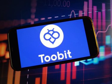 Konskie, Polonya - 5 Ocak 2024: Toobit şifreleme döviz logosu şifreli pazar veri arkaplanındaki akıllı telefonda görüntülendi