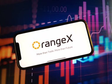 Konskie, Polonya - 05 Ocak 2024: OrangeX şifreleme döviz logosu şifreleme pazarının arka planında akıllı telefonda gösterildi