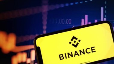 Konskie, Polonya - 05 Ocak 2024: Binance kripto döviz logosu şifreli pazar veri arkaplanındaki akıllı telefonda gösterildi