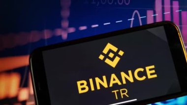 Konskie, Polonya - 05 Ocak 2024: Binance TR şifreleme döviz logosu şifreleme pazarının arka planında akıllı telefonda görüntülendi