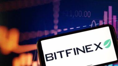 Konskie, Polonya - 05 Ocak 2024: Bitfinex şifreleme döviz logosu şifreleme piyasasının arka planında akıllı telefonda gösterildi