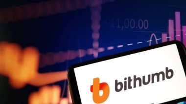 Konskie, Polonya - 5 Ocak 2024: Bithumb kripto döviz logosu şifreleme pazarının arka planında akıllı telefonda gösterildi